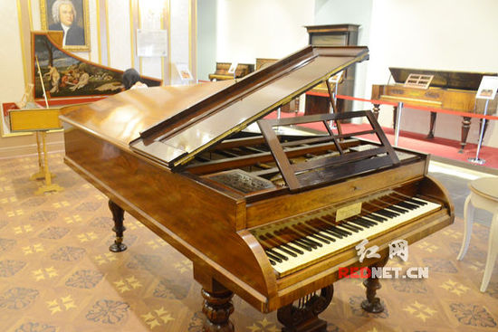 (古董鋼琴博物館的鎮(zhèn)館之寶:制作于1805年的克萊門蒂四角鋼琴。)